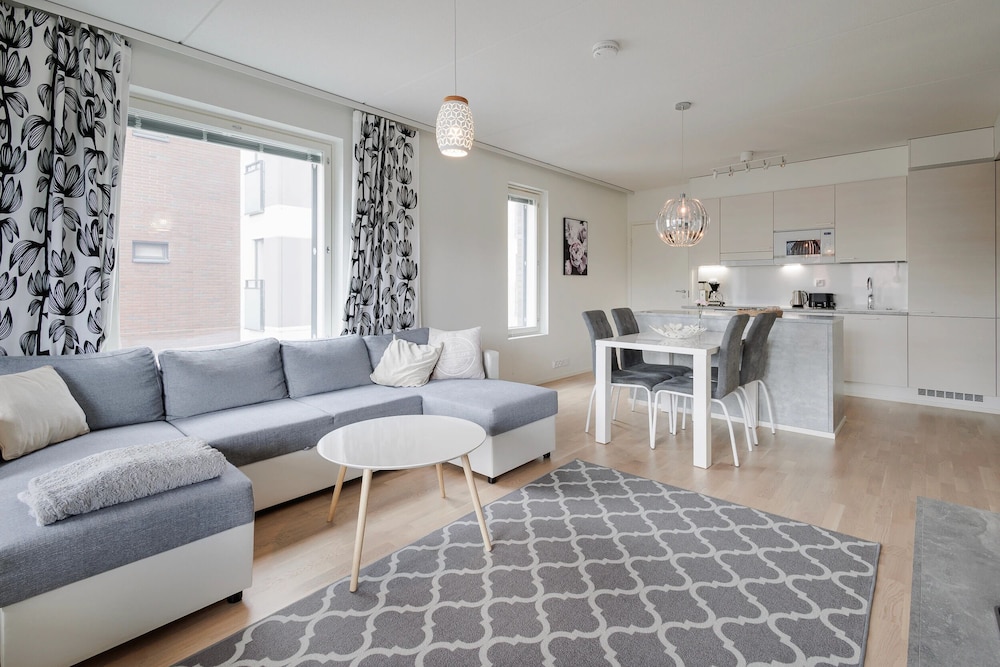 Spacious 2BR Apt - Lake View & Sauna