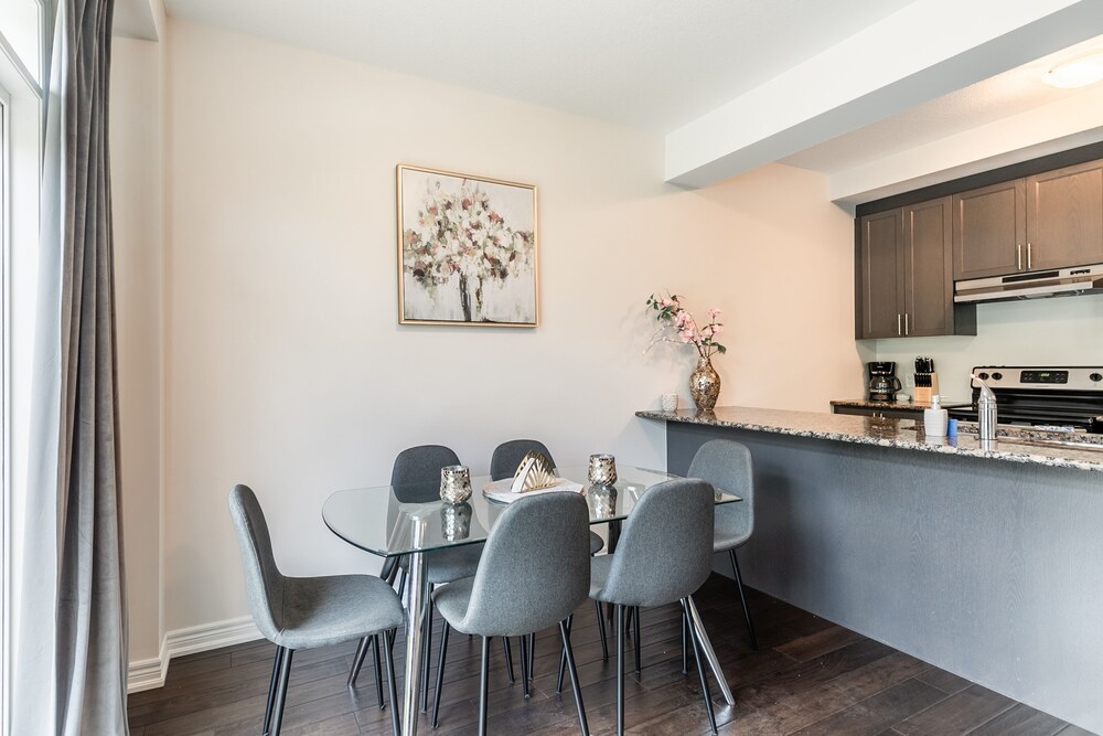 Modern 3BR 2BA Townhome in Lakeshore