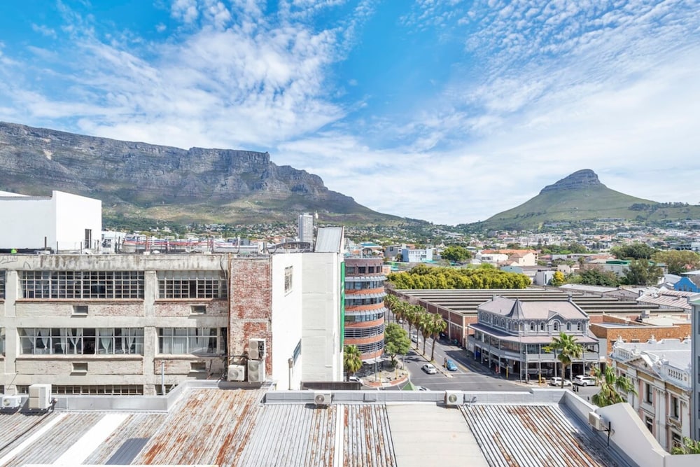 Bright Studio Apartment w/ Stunning Roof-top Pool view 2