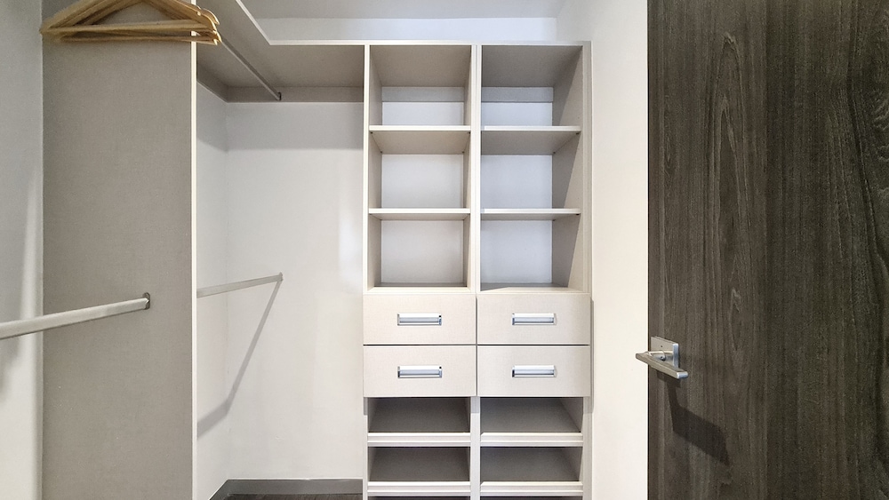 BEE Suites Santa Ana