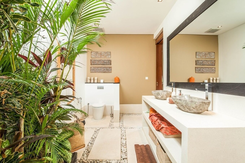 Splendid 6BR Villa, Just 400m to the Shoreline