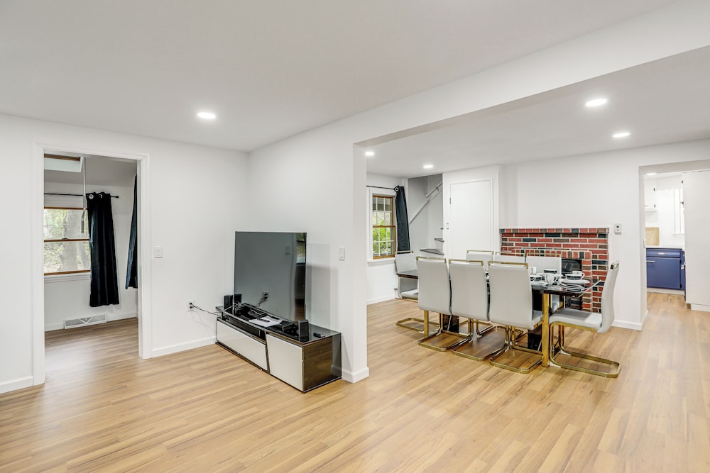 Updated Getaway w/ Sauna & Yard in Bloomsbury!