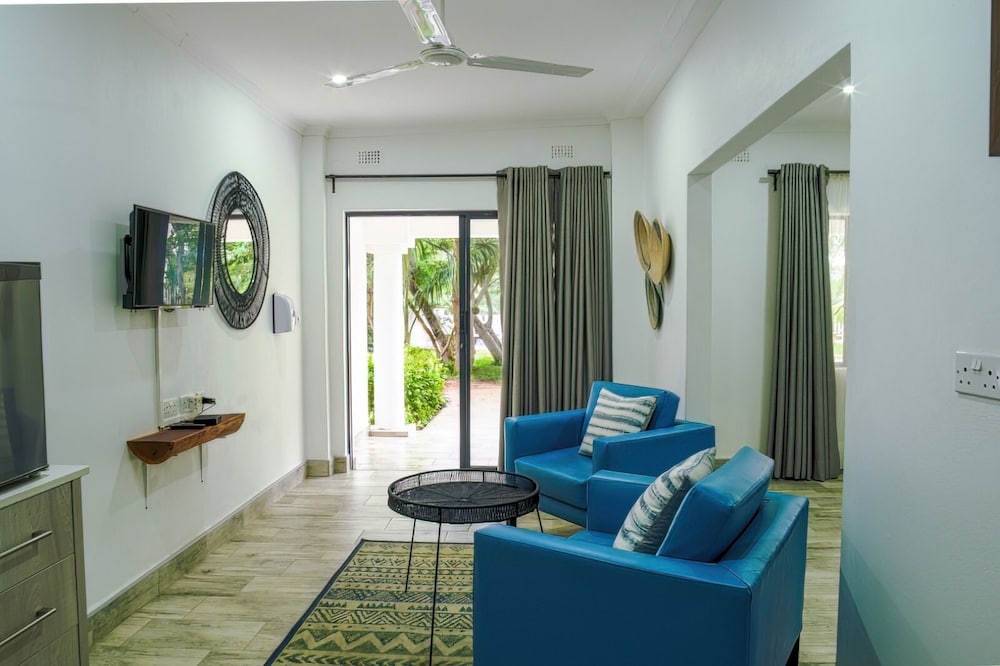 Room in Lodge - Luxury Suite in Zambezi Boutique Lodge 2, Free 4x4 Town Tour view 3