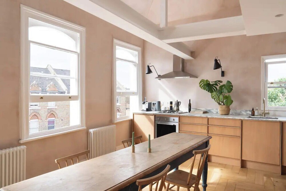 Rustic & Spacious 2BD Flat Near White City