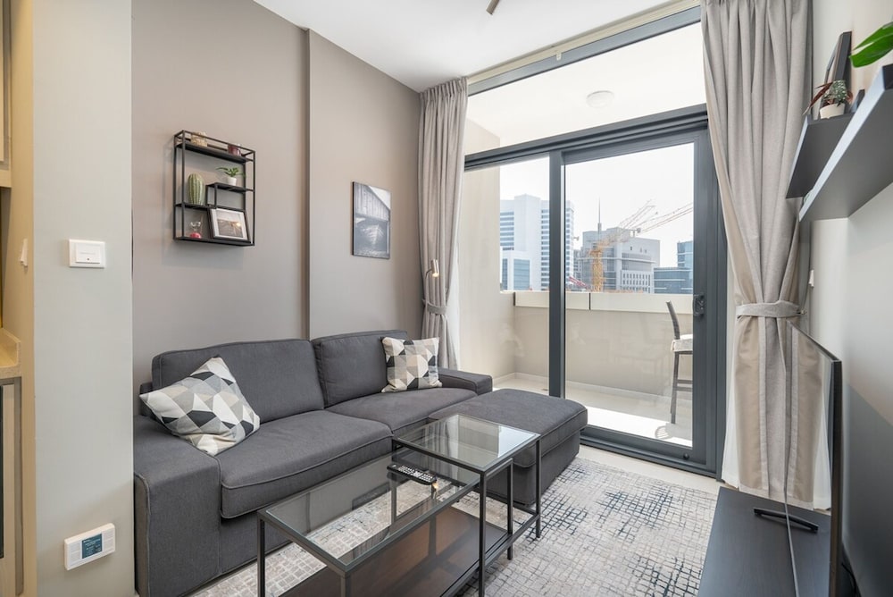Stylish 1-bedroom Apartment With Stunning Canal Views at Business Bay
