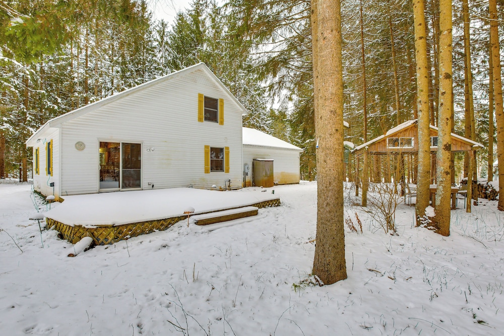 < 1 Mi to Snowmobile Trails: Cozy Cadillac Retreat