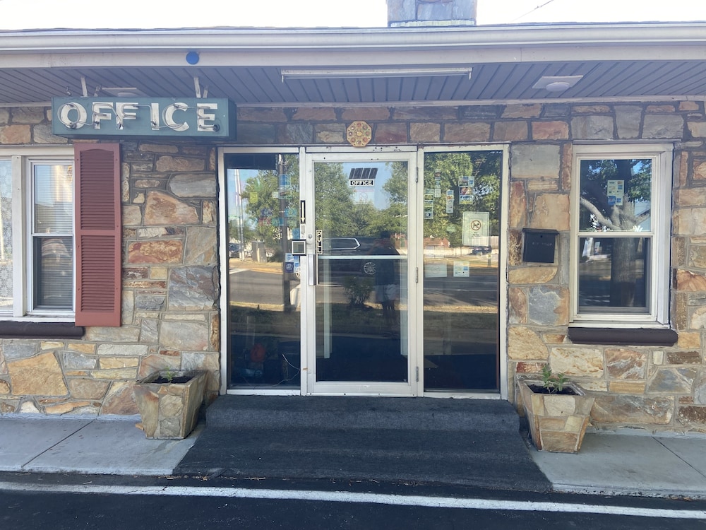 Gateway Inn - Property Image 1