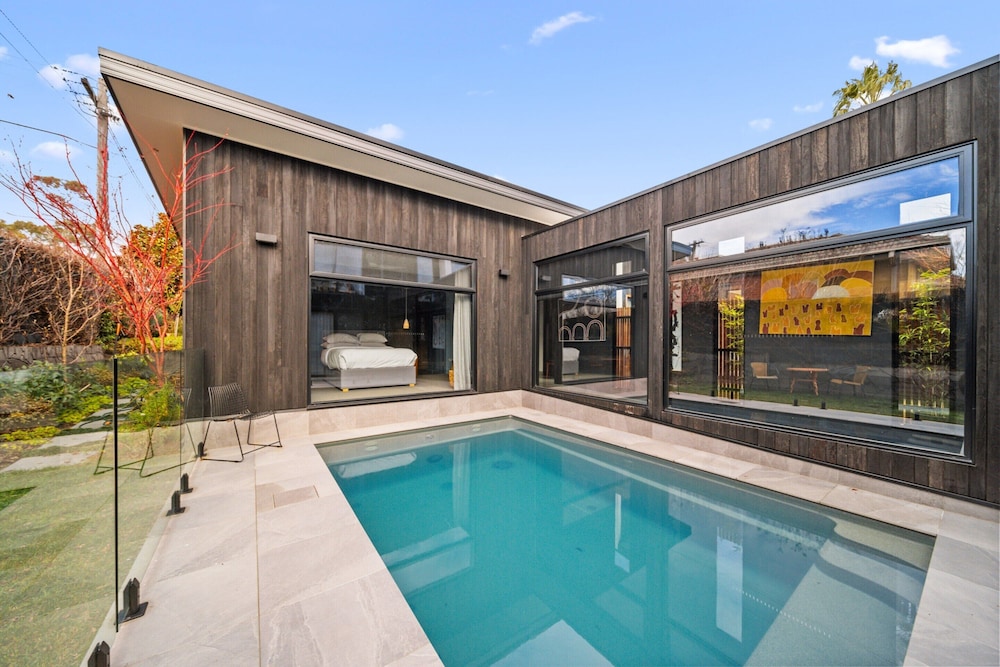 Luxurious 2-bed: Pool, Lift, Dining