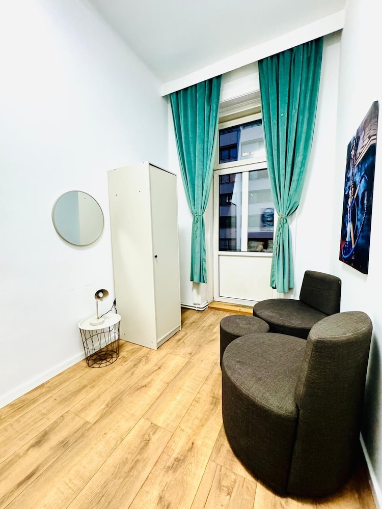 9BR Apt for 18P Walk to Augarten