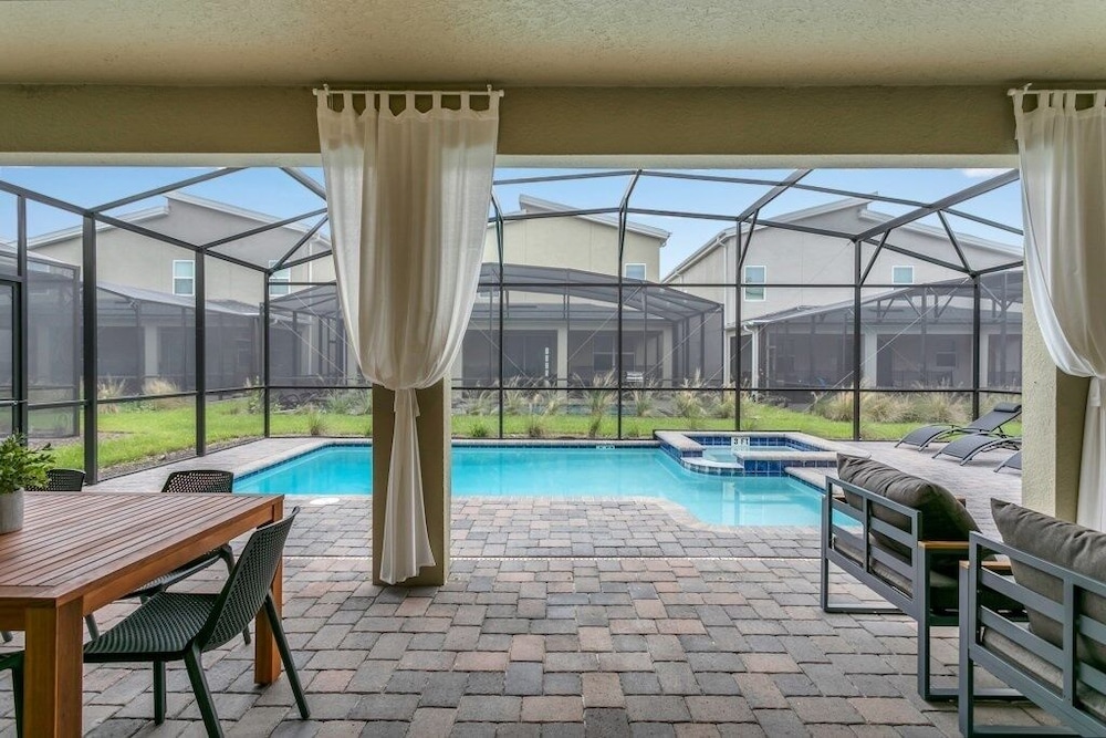 4552target 9 Bedroom Home