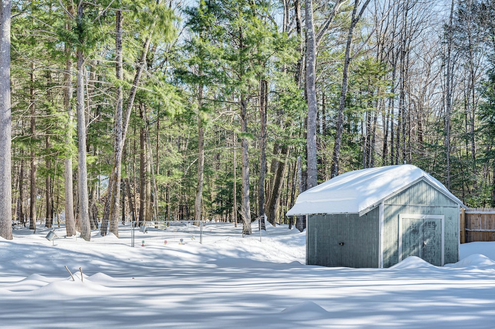 2 Mi to Conway: Cozy Cabin w/ Grill & Yard!