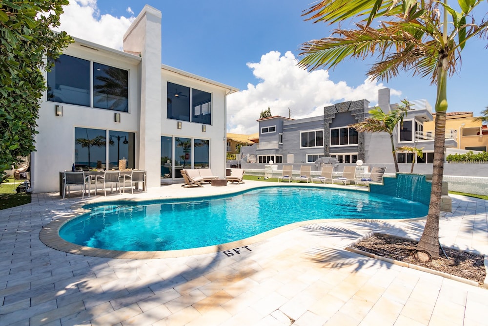 Sea Breeze by Avantstay Across From Fort Lauderdale Beach Pool Out Door Dining Fire pit
