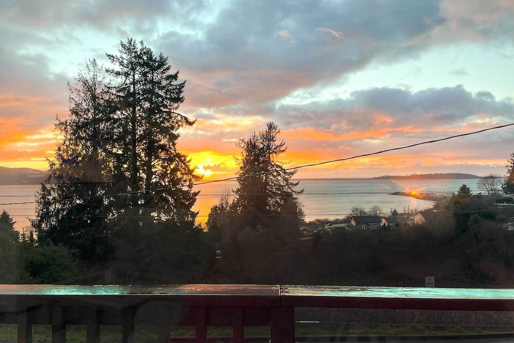 Bay City Home w/ Gorgeous Bay Views From Deck view 4
