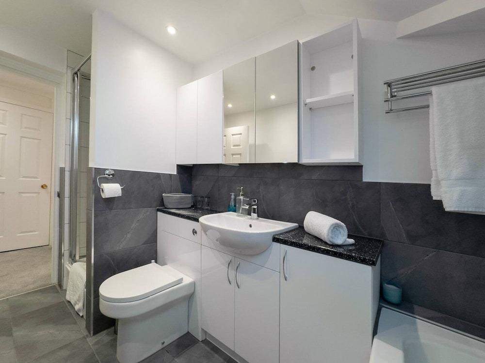Elegant 2BR Broadstairs Coastal Escape by Adliv