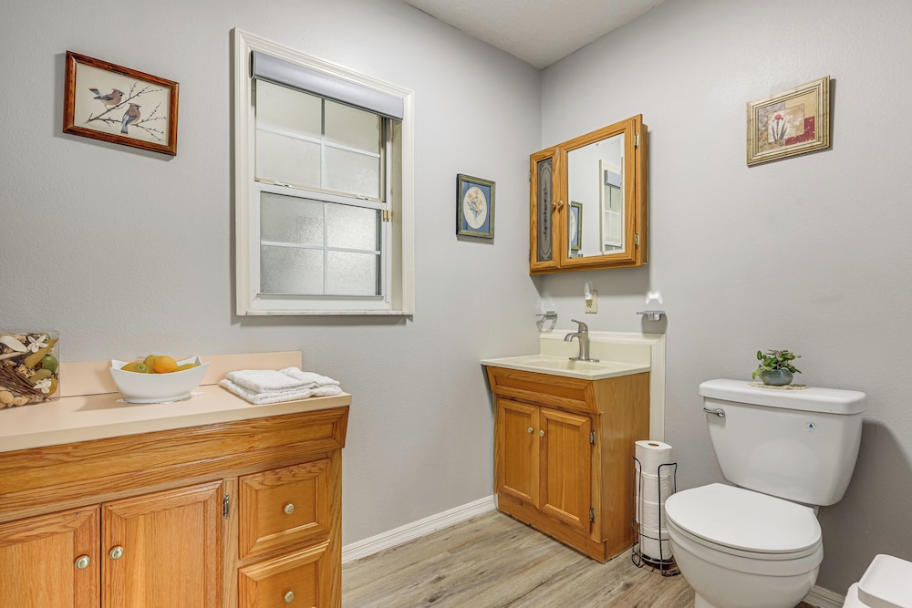 BBQ Ready: Hawthorne Home w/ Screened-in Patio