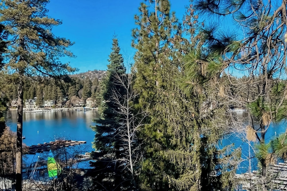 3 BR Lake Condo w/ Shared Pool & Spa