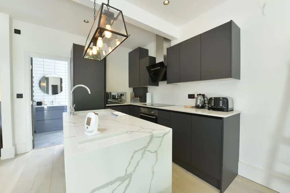 Contemporary 2 Bedroom Apartment on Columbia Road