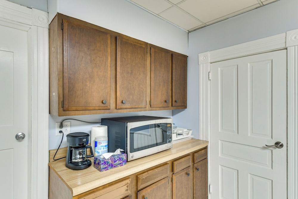 < 1 Mi to Main St: Quiet Apartment in Galesburg!