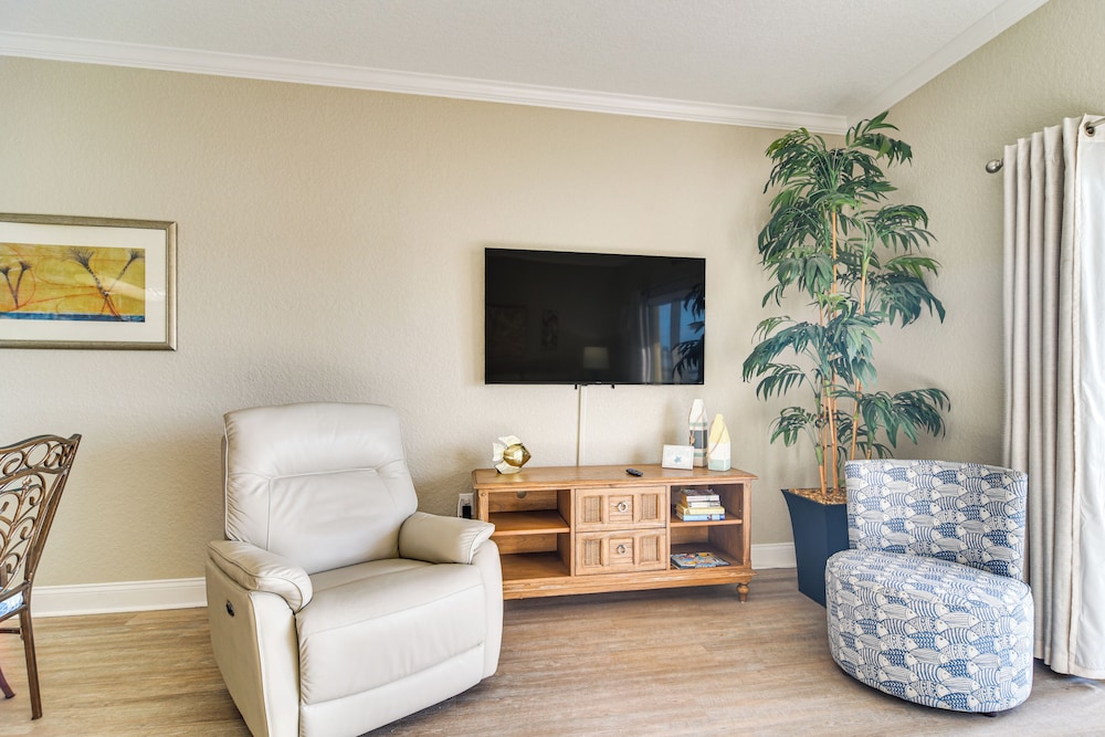 Treasure Island Condo w/ Bay-view Balcony!