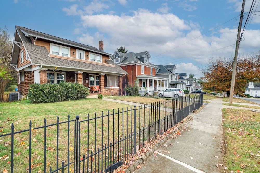 Walk to The Grandin Theatre: Roanoke Unit w/ Yard!