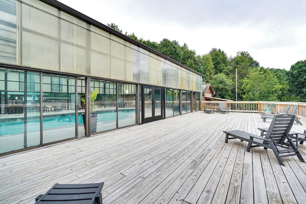 Hot Tub & Game Room: Sevierville Family Cabin!