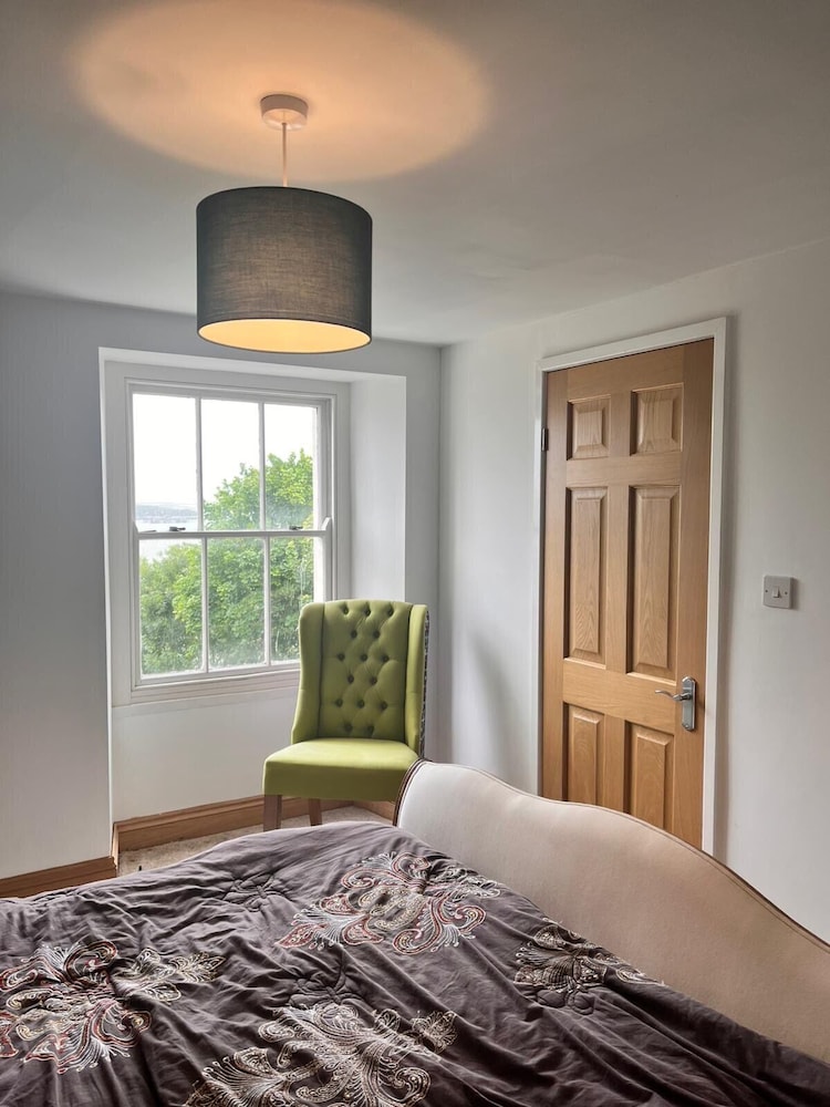 Spacious 6 Bedroom Retreat in Milford Haven