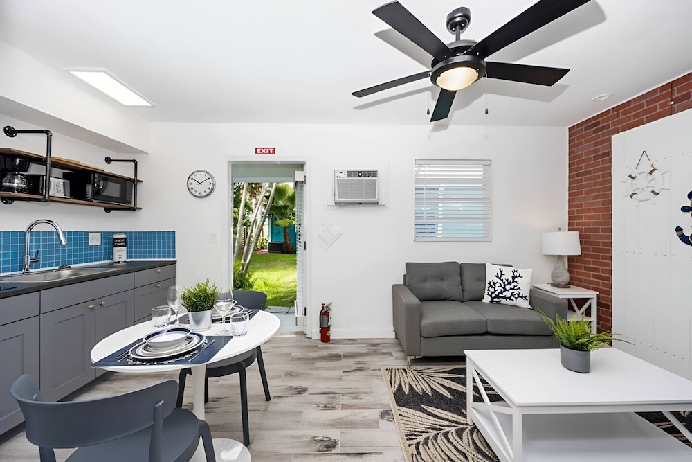 Luna Beach House in Hollywood