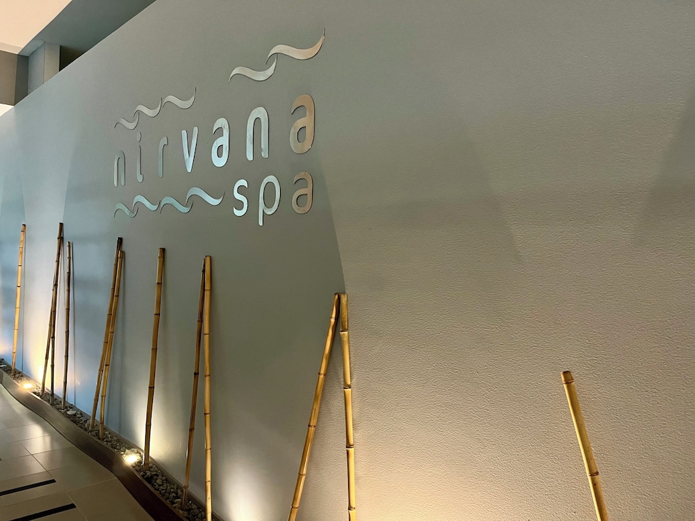 Room in B&B - Suite in Portanova Hotel- Near Airport