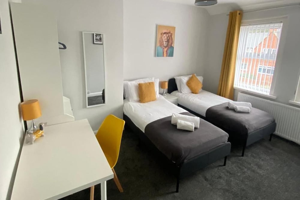 House - Sleeps 6 - Pet Friendly - Parking
