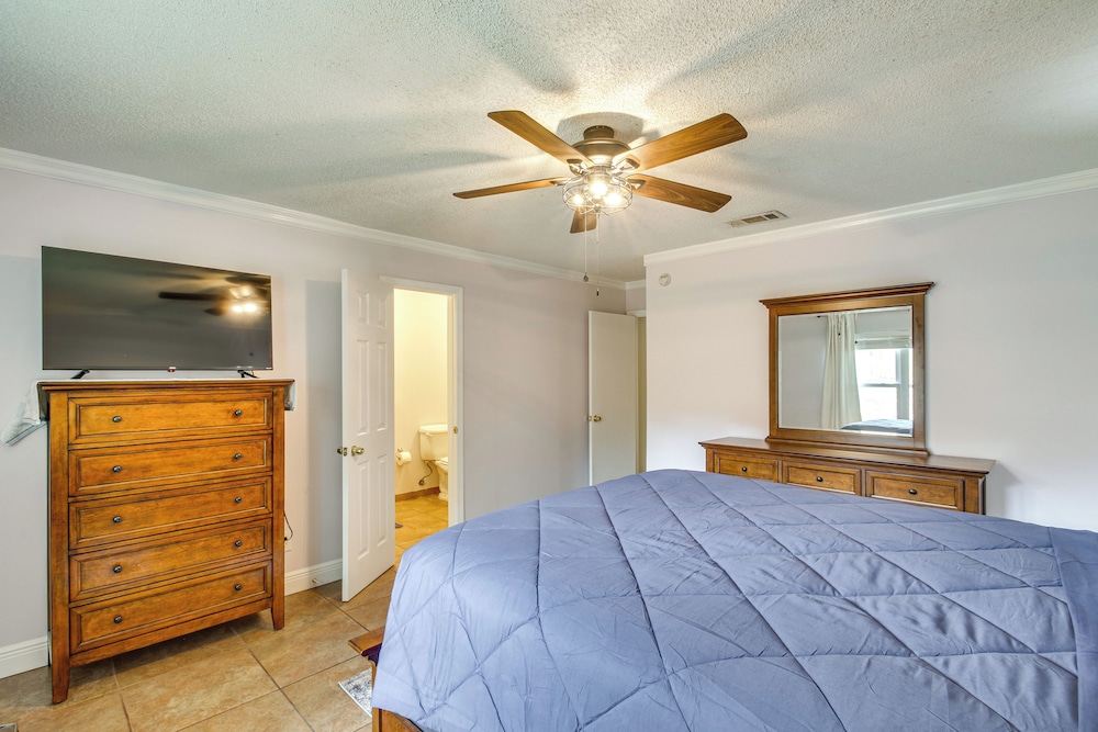 Shop, Dine & Visit Uwf: Pensacola Home w/ Yard!