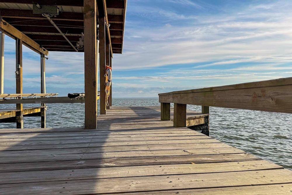 Private Pier, Porch! Quiet Lake Livingston Retreat