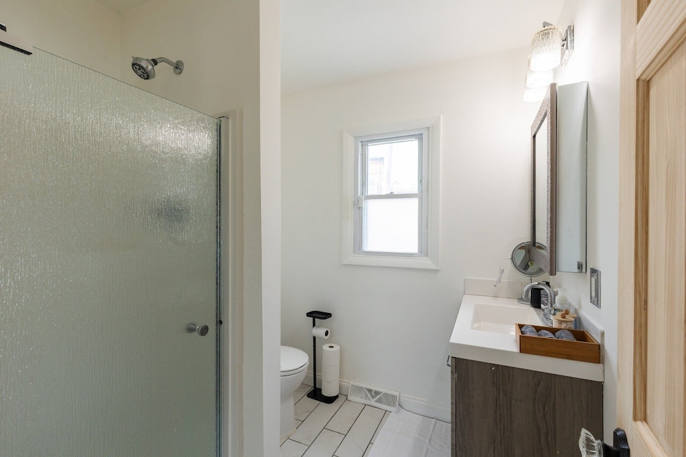 Cozy Getaway With Hot Tub, Patio & Fenced Yard 3 Bedroom Home