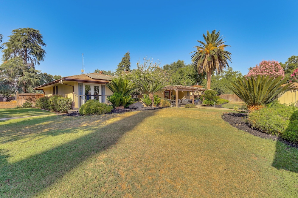 Spacious Home - 6 Mi to Downtown Fresno! view 3