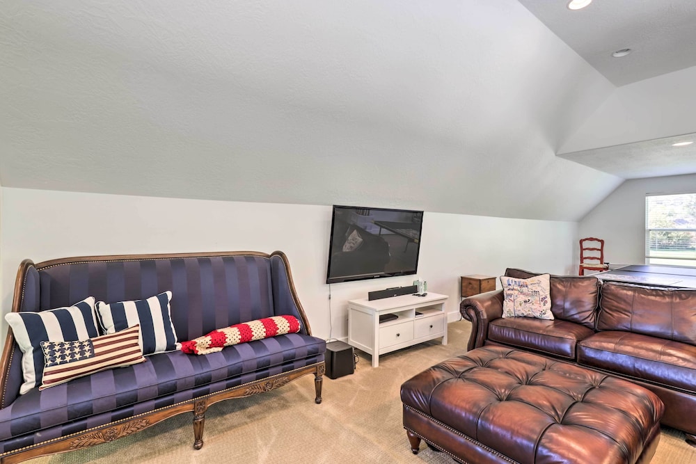Spacious Midway Home w/ Balcony + Mtn Views! view 4