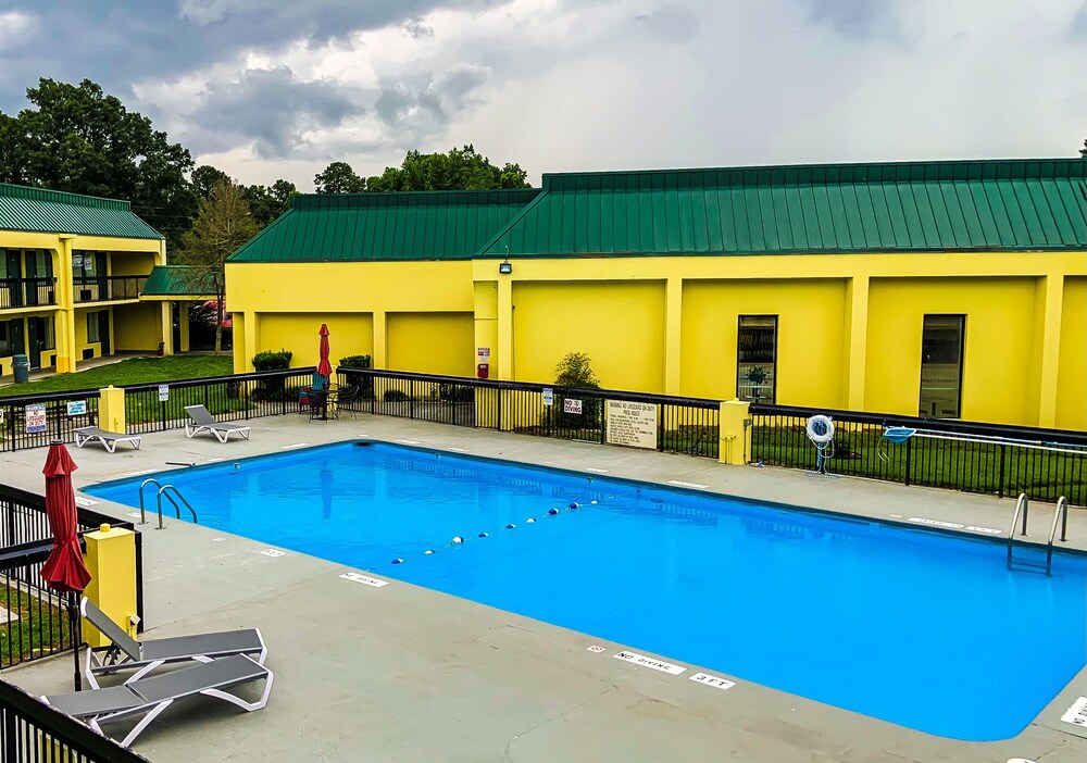 Red Carpet Inn & Suites