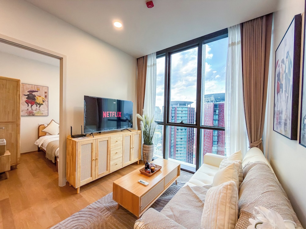 Luxury Downtown Bangkok 2BR 2BA · Sky Pool Gym · 5min Walk to Siam Paragon