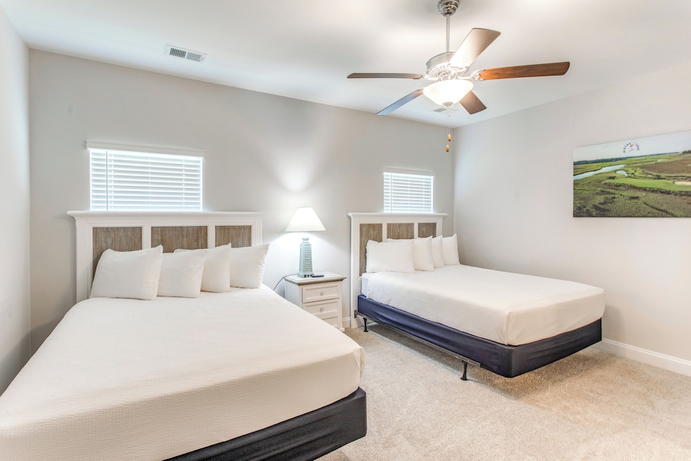 4 Mi to Beaches: Sleek Retreat in Ocean Isle Beach