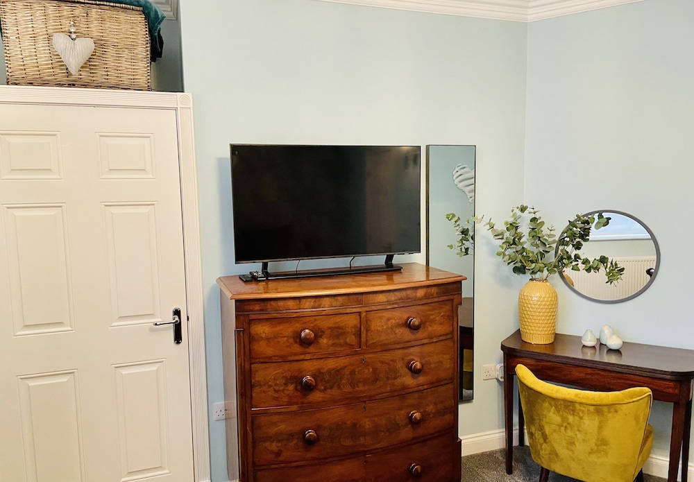 Stunning 2-bed-2bath Apt in Whitby With Parking view 2