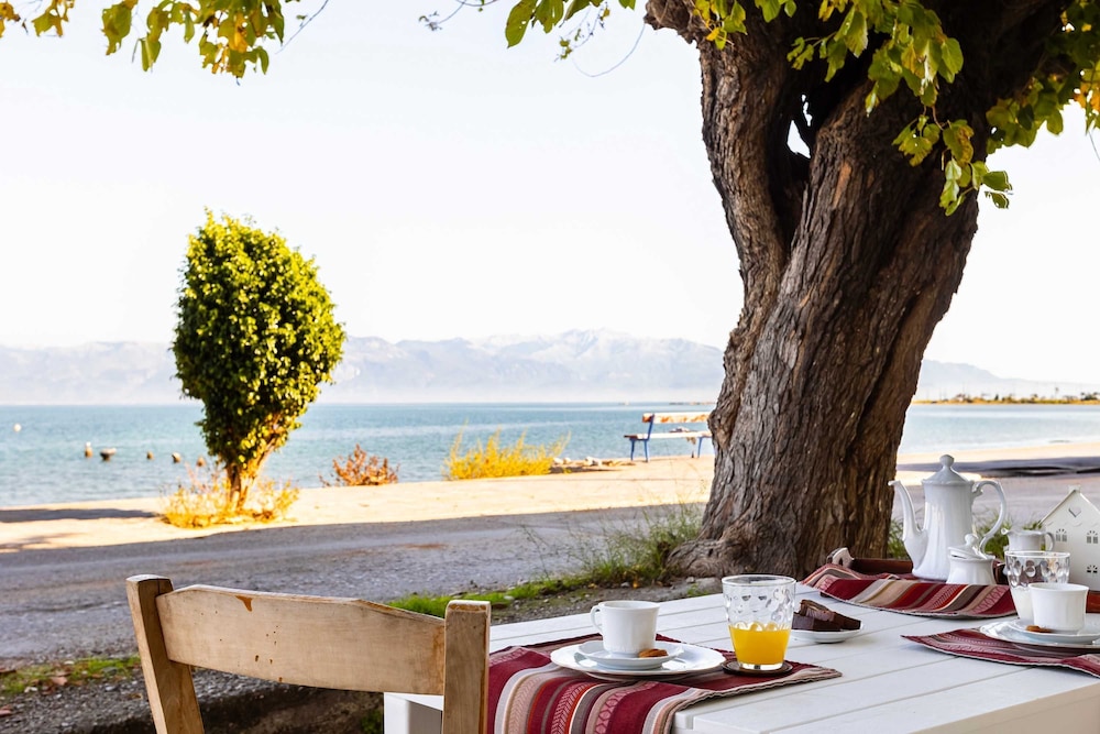 Beachfront Serenity - Petalidi s Moorea Gem