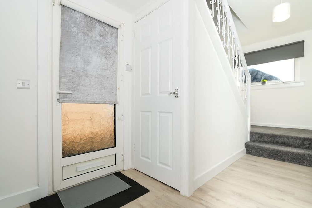 4 Bedrooms-2bath-free Parking