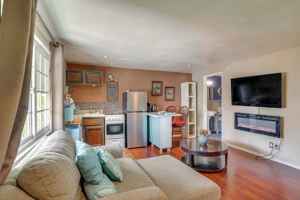 Pet-friendly Studio in Costa Mesa - 7 Mi to Beach!