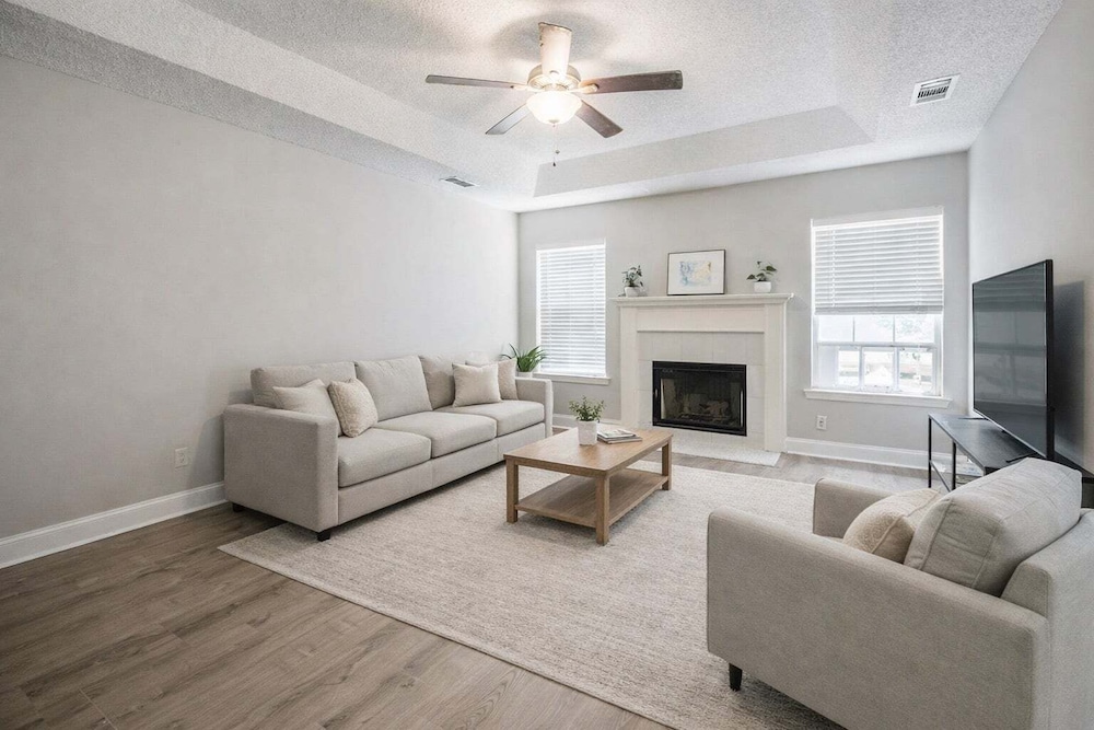 Bright 3br Home Near Hunter Aaf 3 Bedroom Home