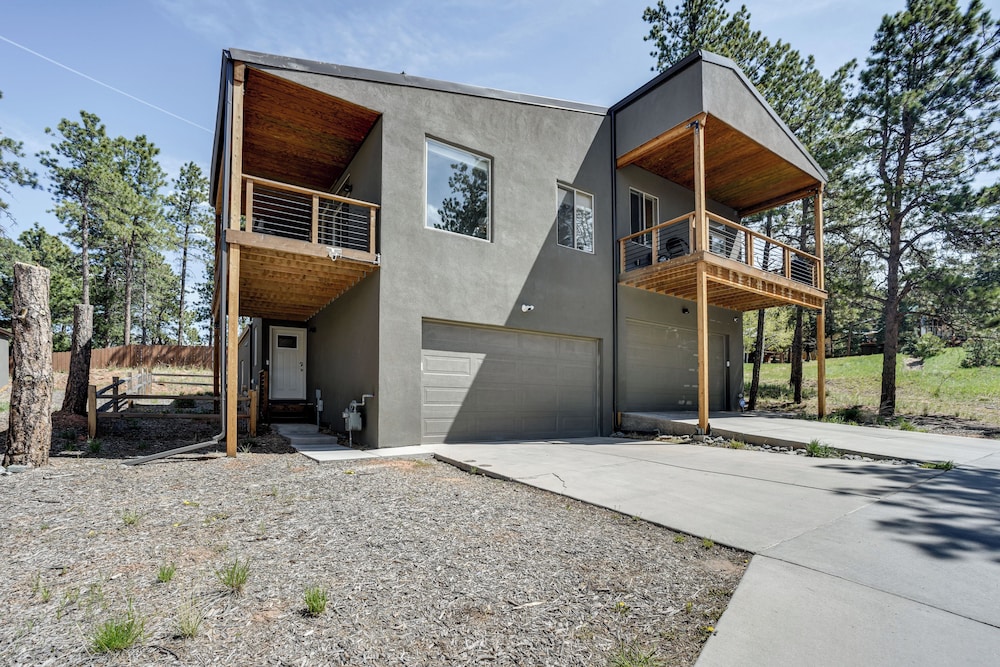 Dtwn Woodland Park Townhome w/ Covered Deck