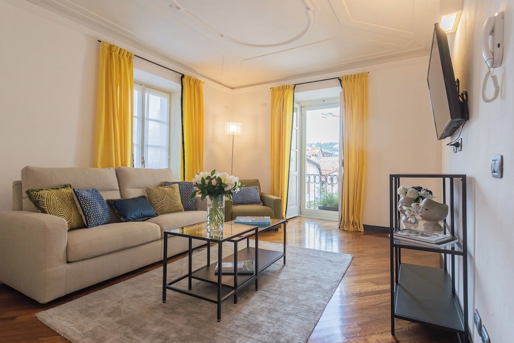 Lake Holiday Como by Rent all Como