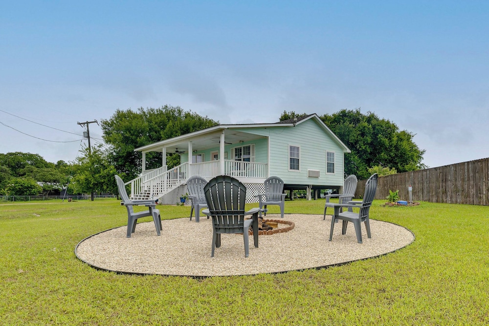 Fish & Boat: Home w/ Spacious Yard in Seadrift