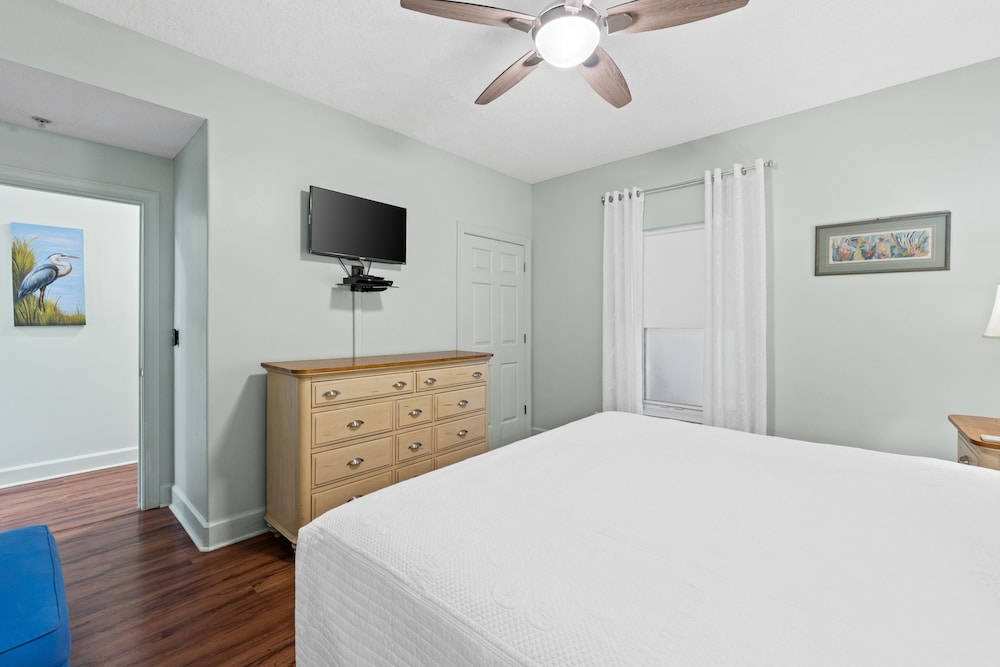Twin Palms by Book That Condo