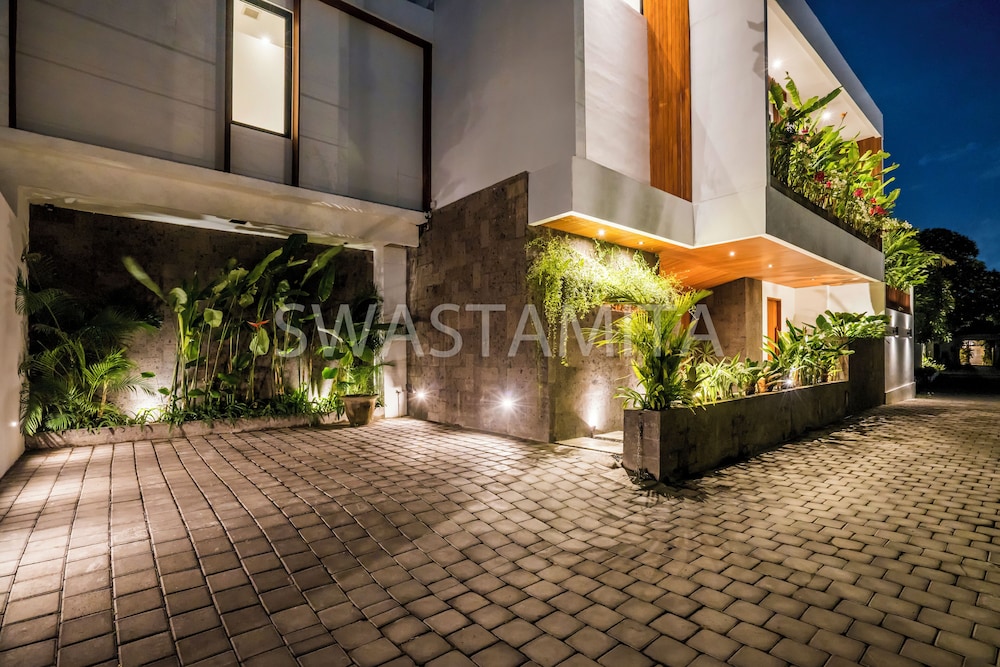 Luxury 5BR Villa, 200m to Brawah's Beach Bliss