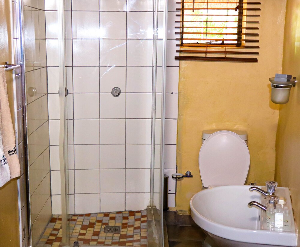 Self Catering Chalets - Manyeleti