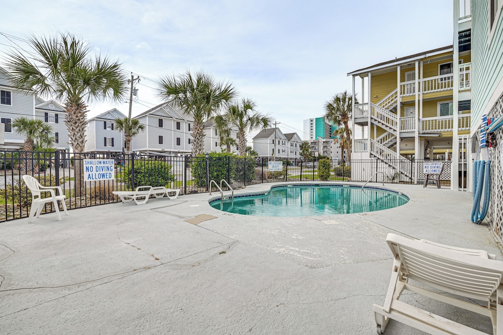 Walk to Beach: Condo w/ Balcony in Murrells Inlet!