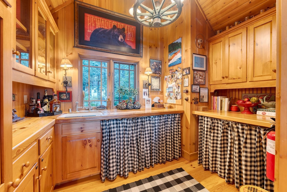 Homewood Lakefront by Avantstay Private Beach Lake Access Views